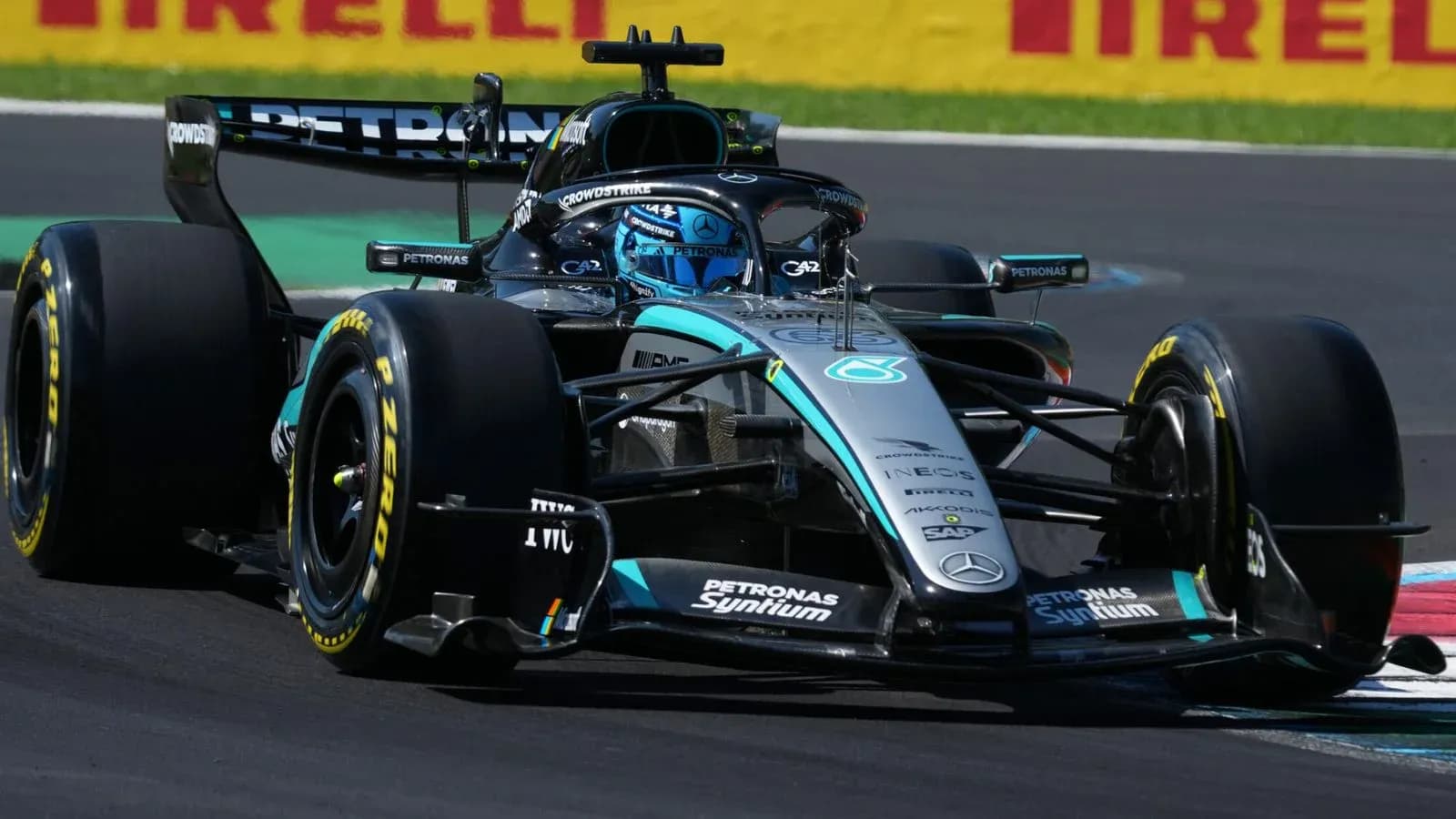 Voiture de Formule 1 en pleine course sur circuit