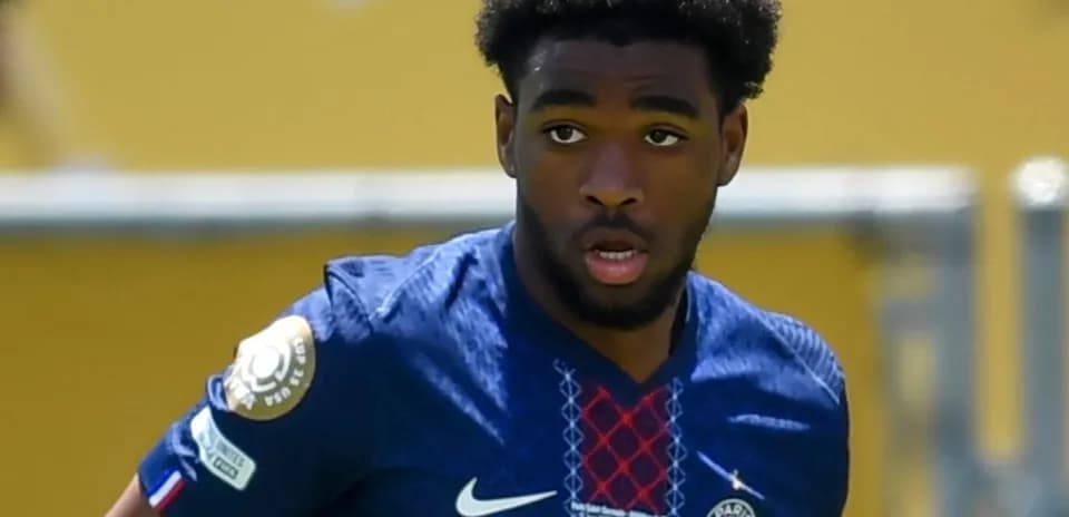 Joueur du PSG en action sur le terrain