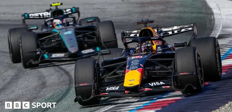 Deux voitures de Formule 1 en course sur circuit