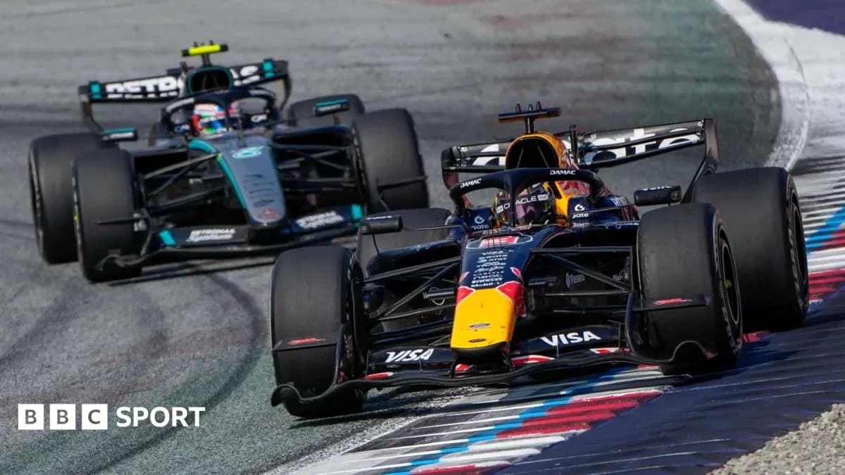 Deux voitures de Formule 1 en course sur circuit