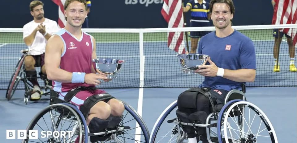 Joueurs en fauteuil roulant tenant des trophées après le match