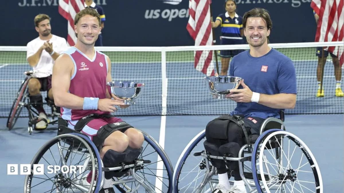 Joueurs en fauteuil roulant tenant des trophées après le match Joueurs en fauteuil roulant tenant des trophées après le match