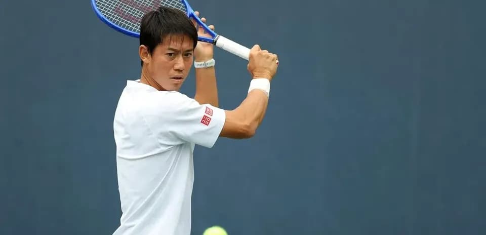 Joueur de tennis préparant un coup sur le court