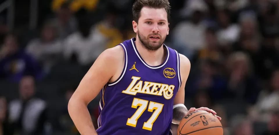 Joueur des Lakers dribblant avec le ballon