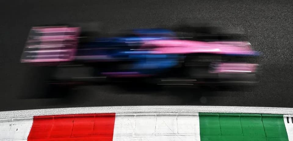 Voiture de course en mouvement sur la piste