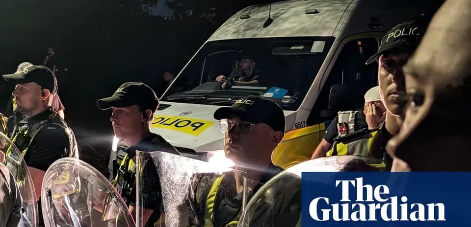 Agents de police en formation avec un véhicule de police