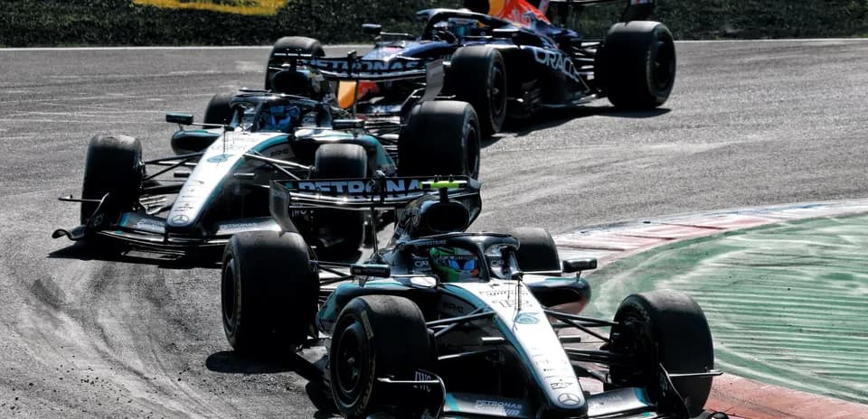 Trois voitures de Formule 1 en pleine course