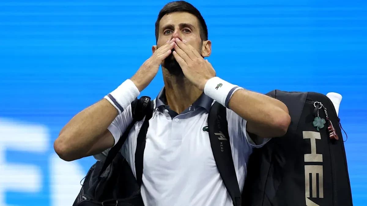 Joueur de tennis saluant le public après un match