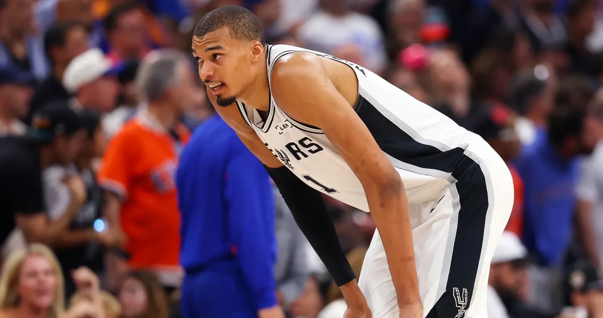 Joueur des Spurs se penchant sur le terrain