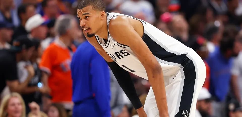 Joueur des Spurs se penchant sur le terrain