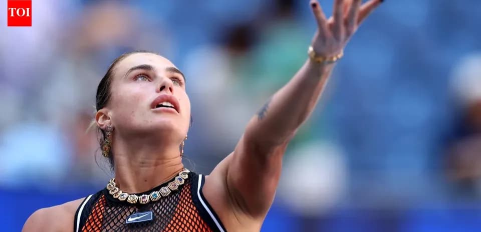 Joueuse de tennis servant sur le court