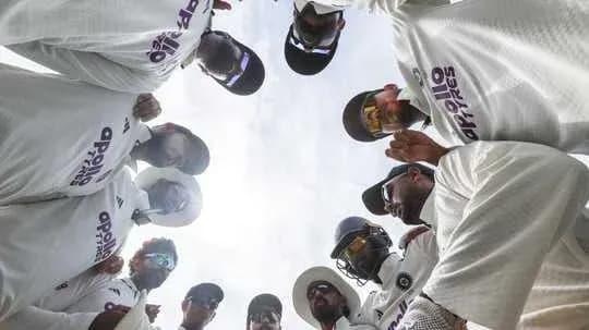 Équipe de cricket en cercle avant le match