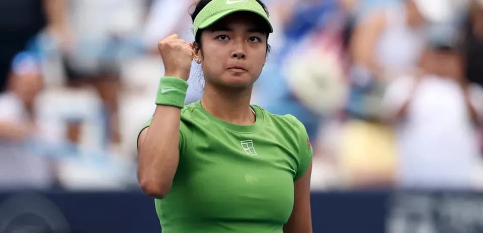 Joueuse de tennis célébrant un point sur le court