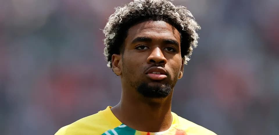 Joueur en tenue de match avant le début du match