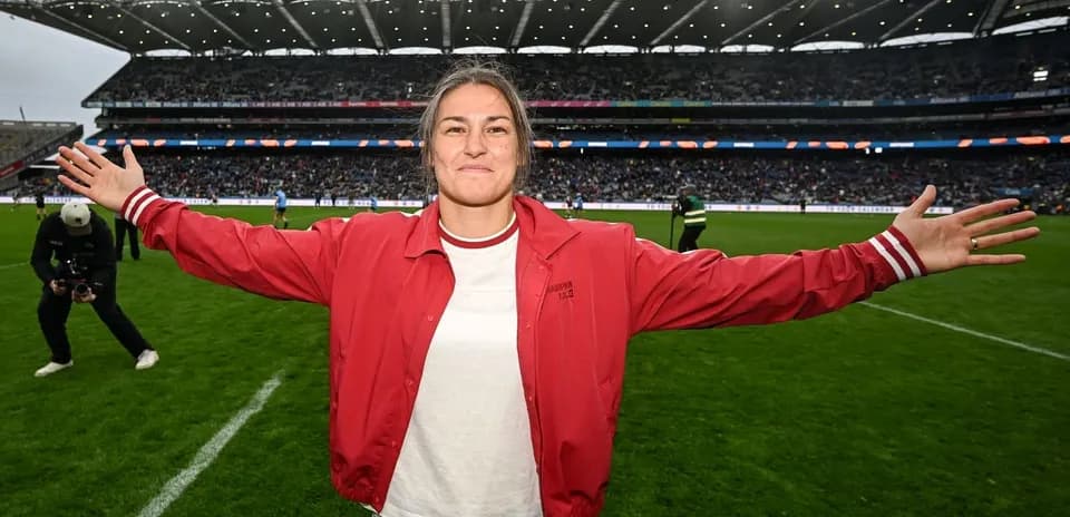 Femme souriante sur le terrain de rugby avec les bras ouverts