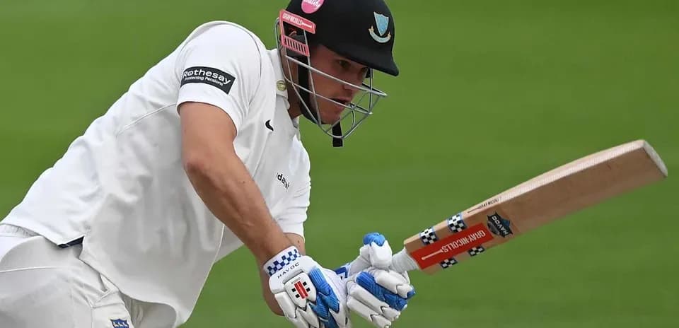 Joueur de cricket frappant la balle au bâton