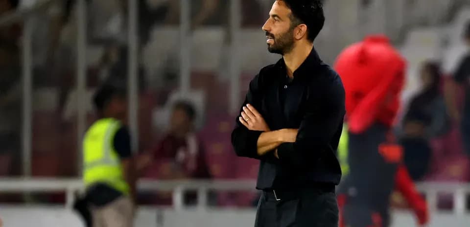 Entraîneur observant le match sur le bord du terrain