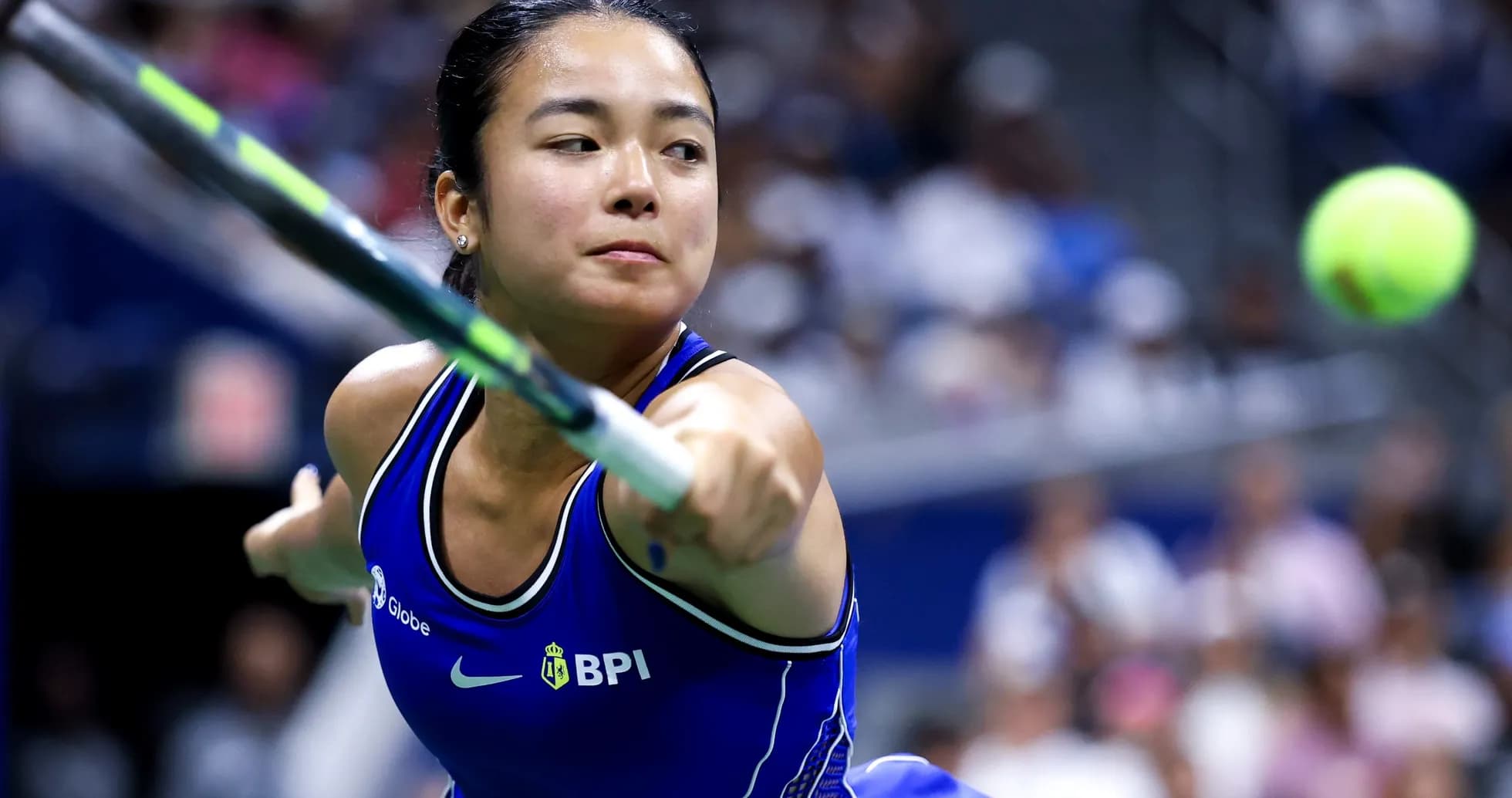 Joueuse de tennis frappant une balle au service