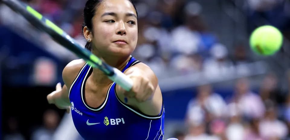 Joueuse de tennis frappant une balle au service
