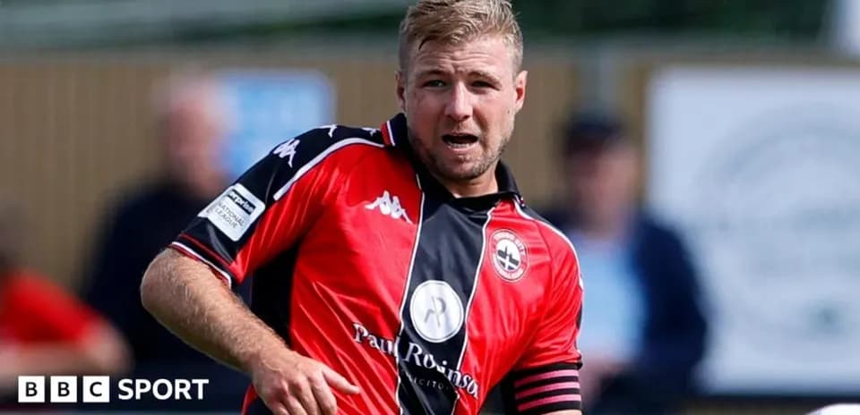 Joueur en maillot rouge lors d'un match de football