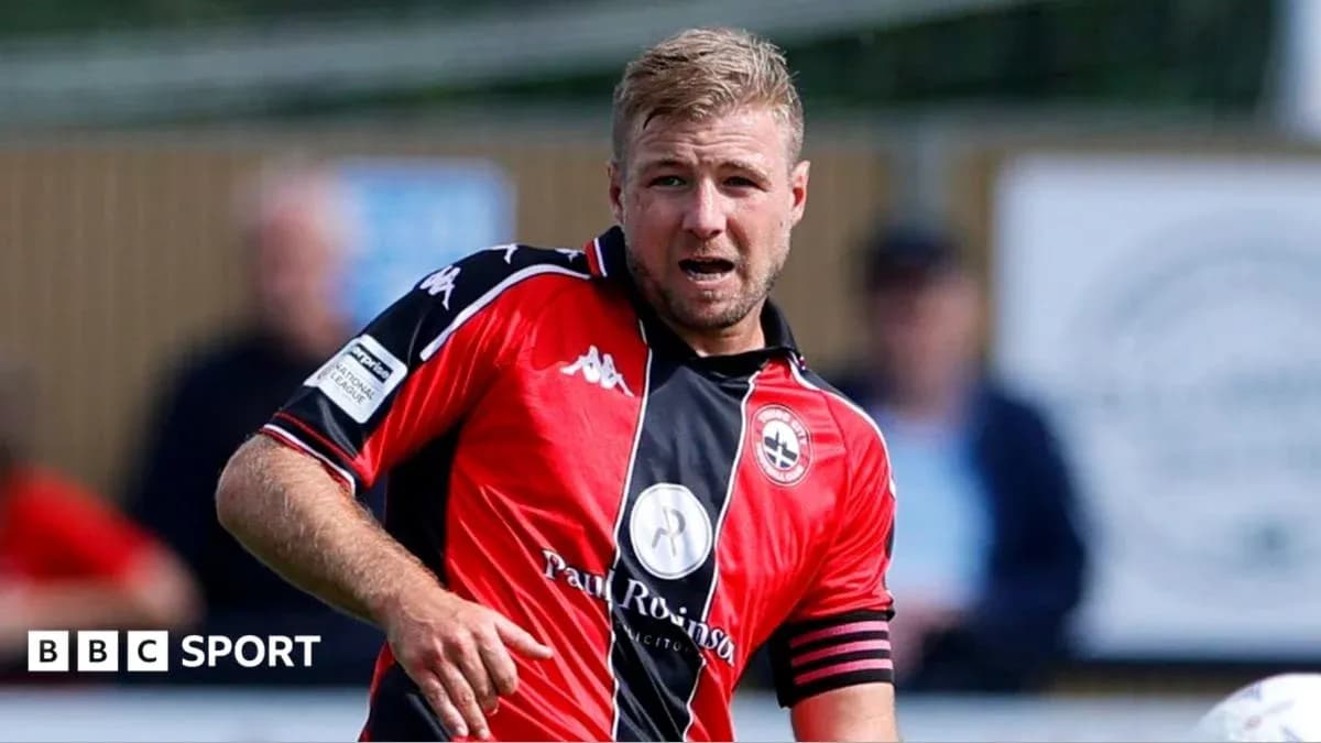 Joueur en maillot rouge lors d'un match de football