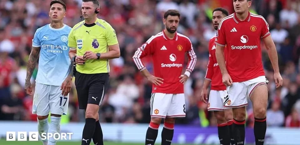 Joueurs de Manchester United et arbitre lors d'un match