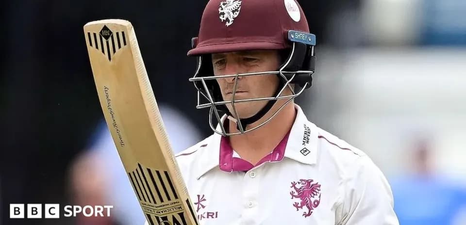 Joueur de cricket regardant son bâton au stade
