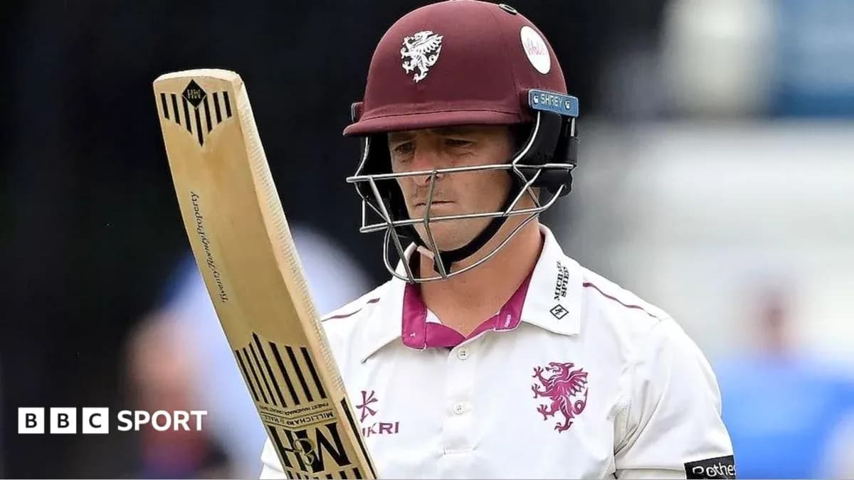 Joueur de cricket regardant son bâton au stade