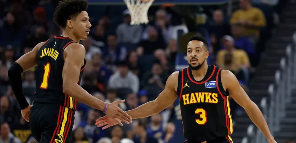 Joueurs des Hawks se serrant la main en match