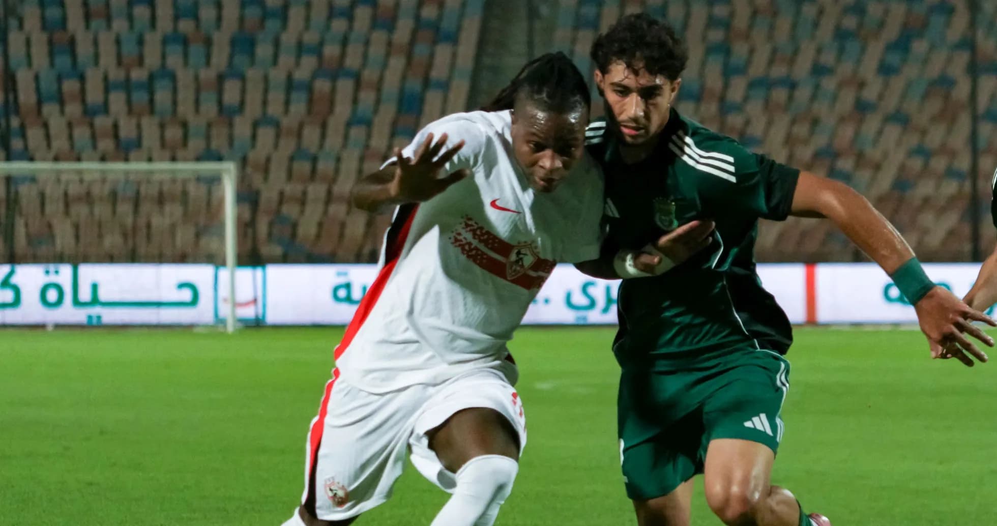 Deux joueurs en action lors d'un match de football