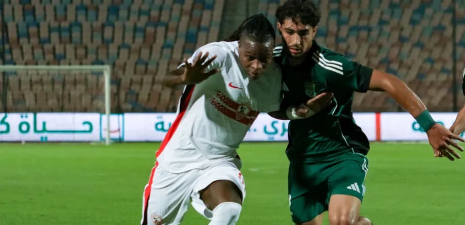 Deux joueurs en action lors d'un match de football