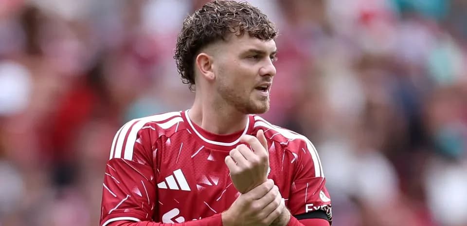 Joueur en maillot rouge se préparant sur le terrain
