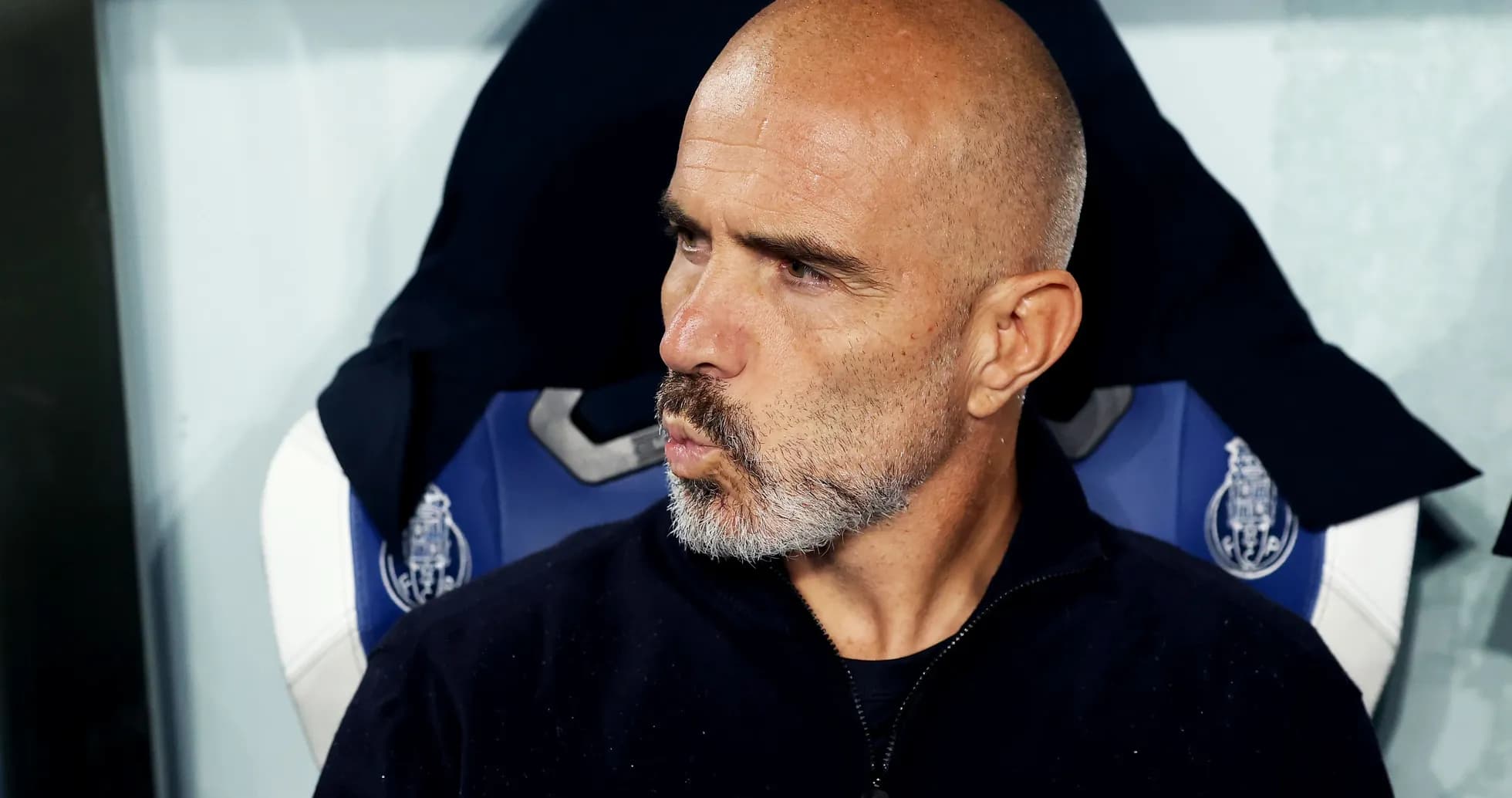 Entraîneur assis sur le banc pendant le match