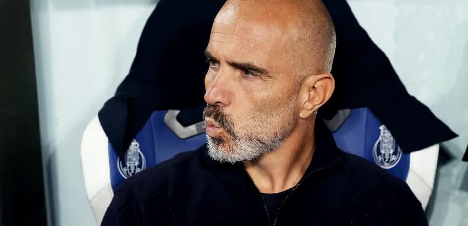 Entraîneur assis sur le banc pendant le match
