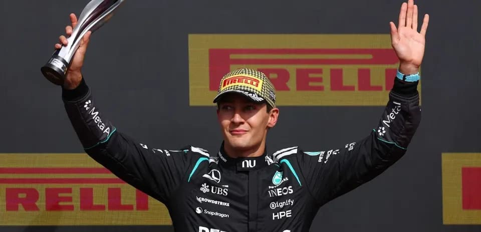 Pilote célébrant avec un trophée sur le podium