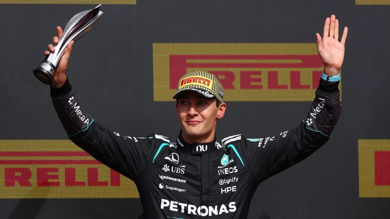 Pilote célébrant avec un trophée sur le podium
