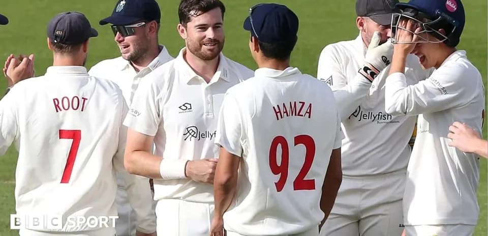 Joueurs de cricket célébrant un wicket ensemble
