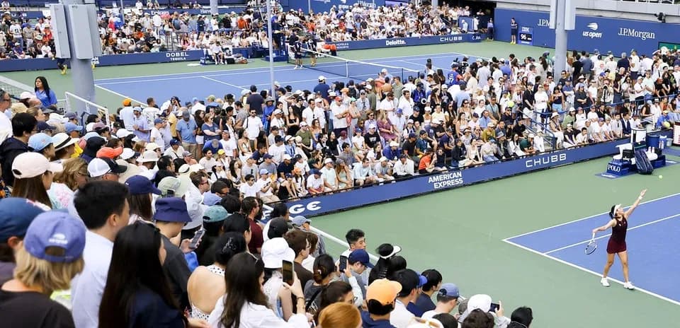 Joueuse servant devant un public lors d'un match de tennis