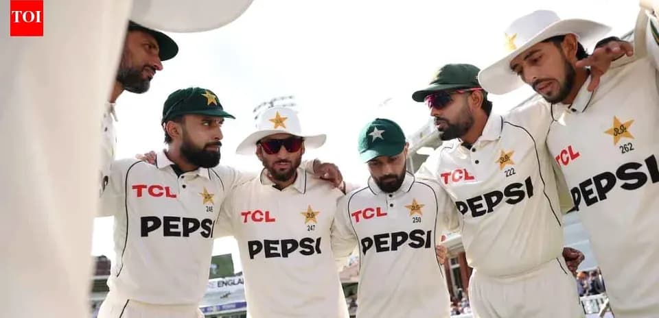 Joueurs de cricket pakistanais en cercle avant le match