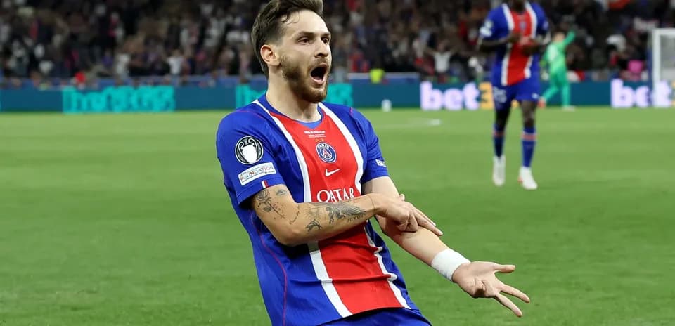 Joueur du PSG célébrant un but au stade