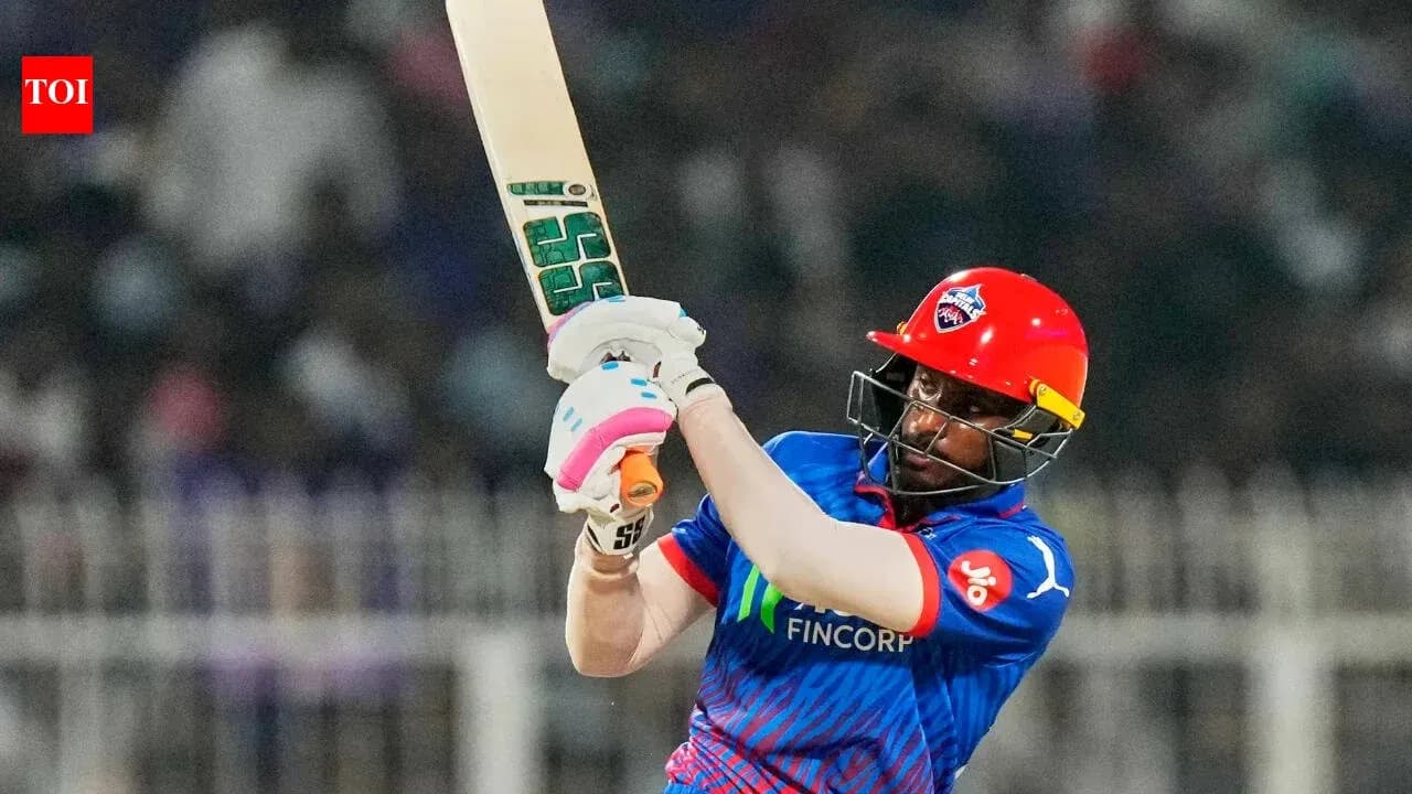 Joueur frappant la balle lors d'un match de cricket