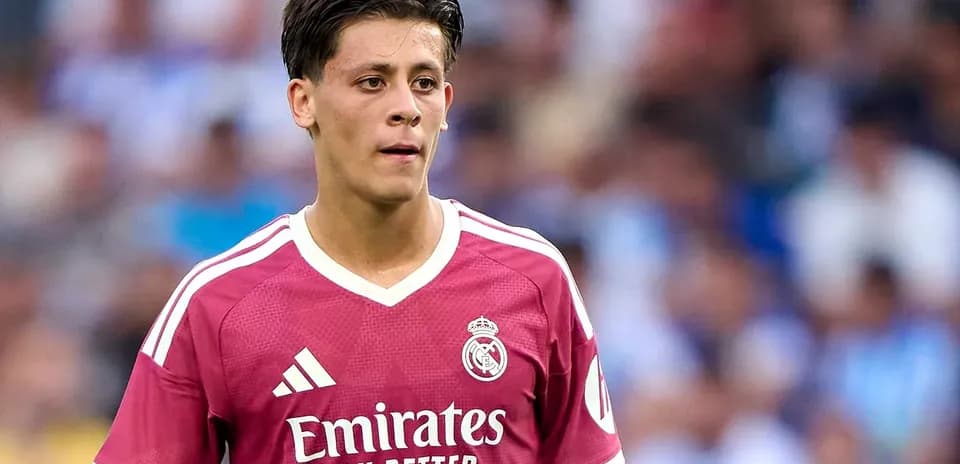 Joueur de football en maillot du Real Madrid sur le terrain
