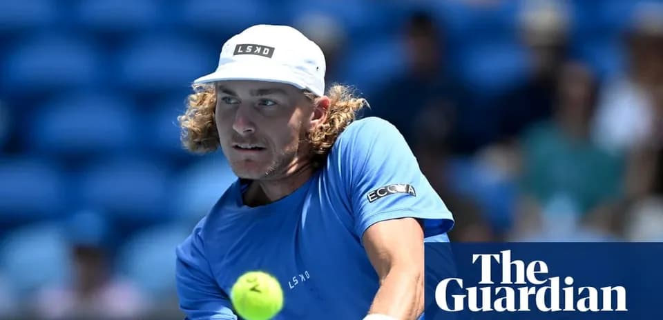 Joueur de tennis frappant une balle sur le court