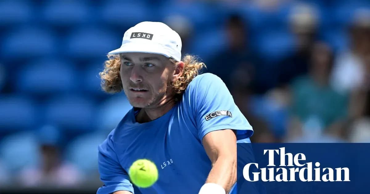 Joueur de tennis frappant une balle sur le court