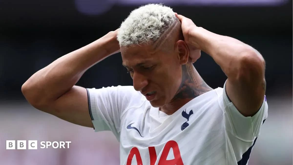 Joueur de Tottenham avec les mains sur la tête