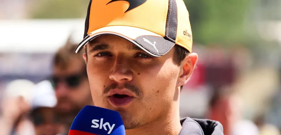 Pilote parlant lors d'une interview avec microphone