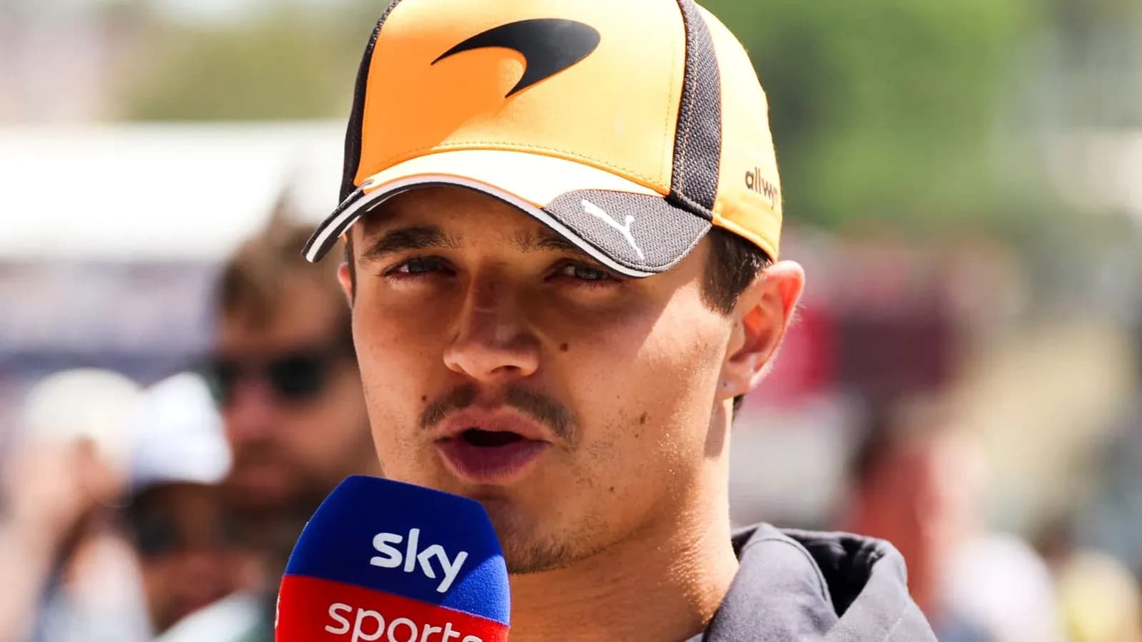 Pilote parlant lors d'une interview avec microphone