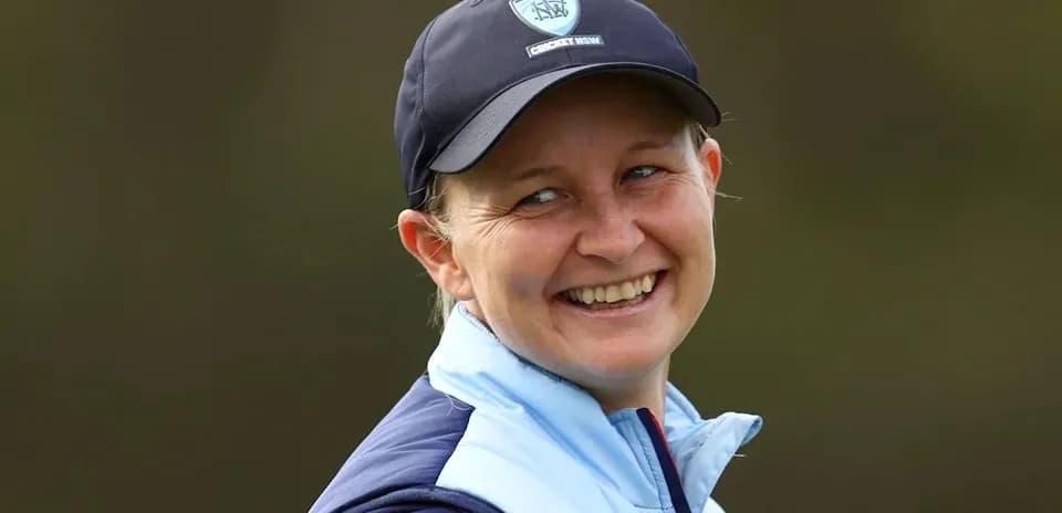 Femme souriante portant une casquette de cricket NSW