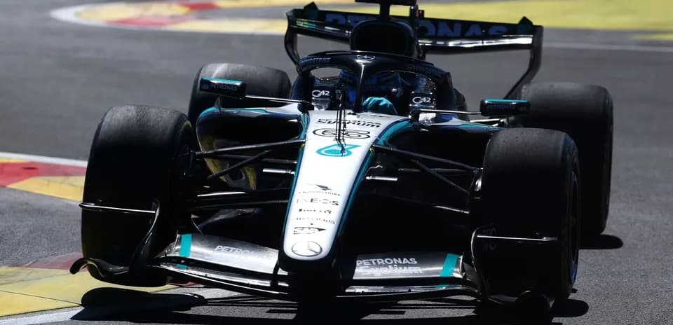 Voiture de Formule 1 Mercedes en course sur circuit
