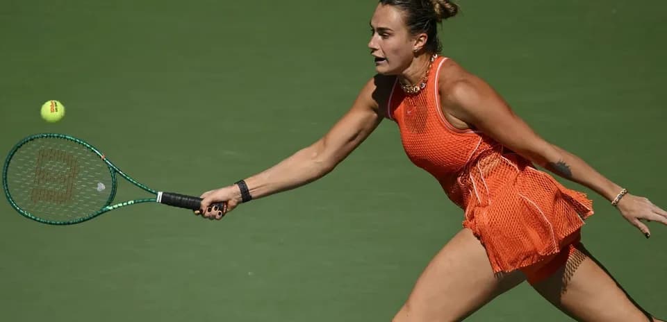 Joueuse de tennis frappant une balle sur le court
